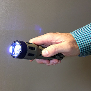 LED Torch with STUN GUN + Holster- 1.820 uC